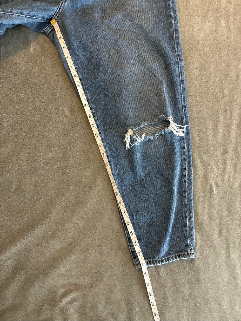 Levi's Women's High Rise Mom Blue Jeans Ripped Knee - Picture 8 of 10